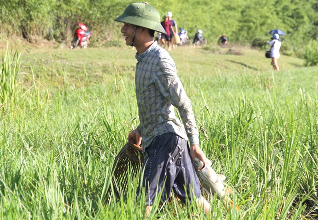 Hang ngan nguoi doi nang di bat ca cau may trong le hoi Dong Hoa