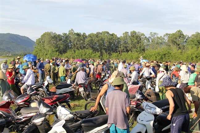 Hang ngan nguoi doi nang di bat ca cau may trong le hoi Dong Hoa