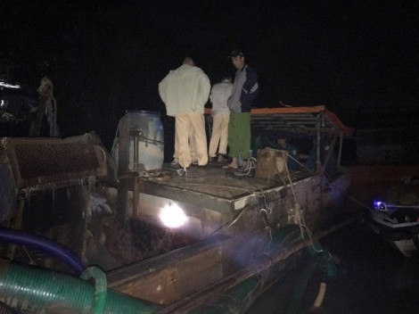 Cảnh sát đường thủy liên tiếp nổ súng trấn áp cát tặc trên sông Đồng Nai