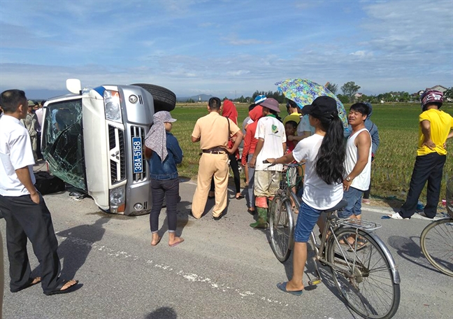 Oto 'dien' chen lat xe CSGT khi bi truy duoi gan 20 km 