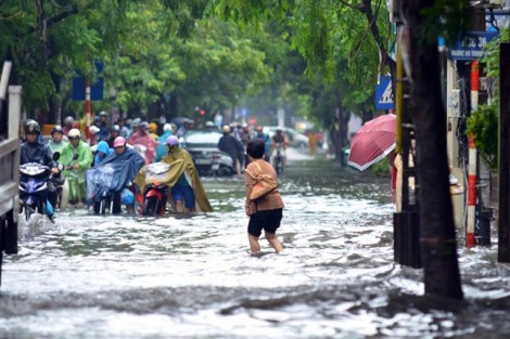 Sau cơn nắng lịch sử, Hà Nội... ngập nặng