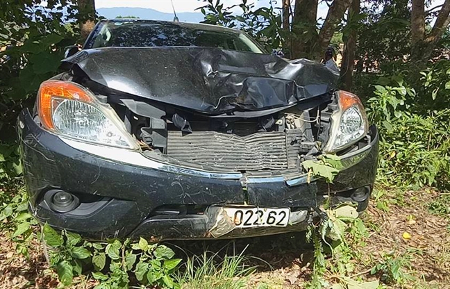 Hai thieu nu bi oto tong, keo le tren duong