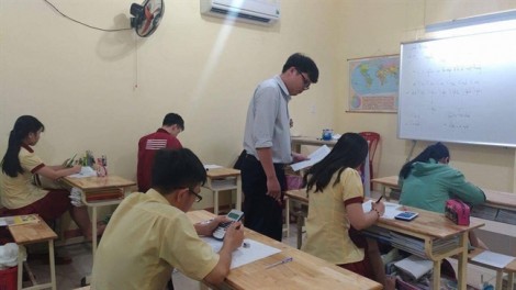 Ôn thi THPT: Học sinh ăn ngủ tại trường