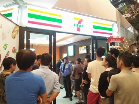 7-Eleven vừa khai trương, dân Sài Gòn đổ xô đến mua hàng