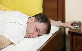 Uống nước nhiều sẽ... loãng tinh?
