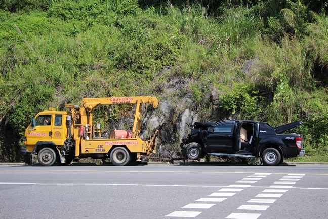 Xe ban tai dau dau oto khach, nhieu nguoi bi thuong