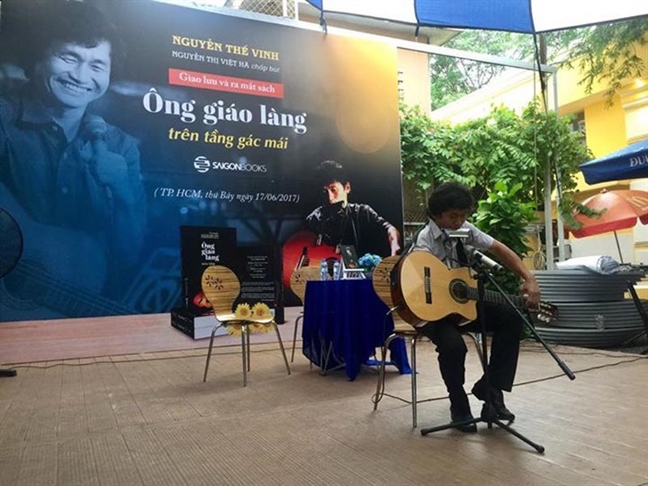 Nghe si guitar The Vinh: Ong giao lang va dan trẻ mò coi
