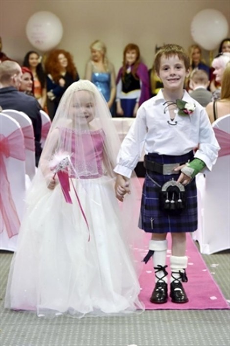 Bé 5 tuổi ung thư giai đoạn cuối 'cưới' cậu bạn thân trong đám cưới cổ tích