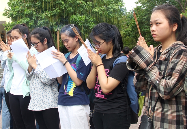 Sy tu chen chuc mang huong vao truong 'khan vai' cau may