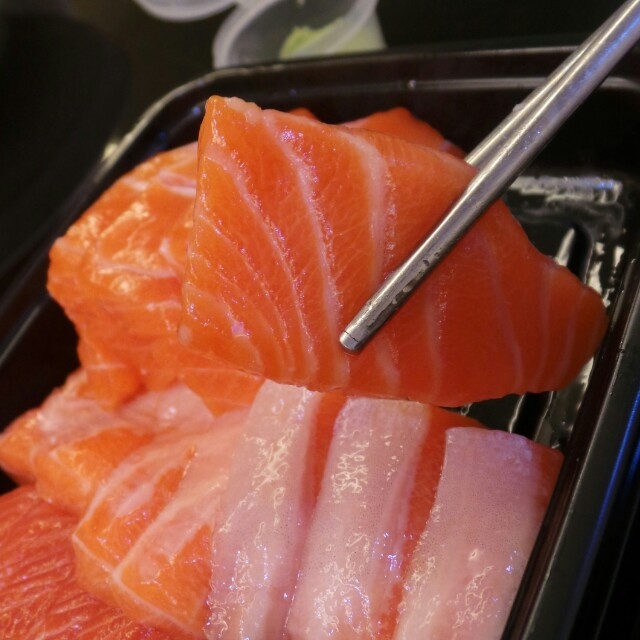 San day dai hon 2m bo trong bung vi an mon sashimi