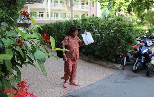 Mẹ già suy thận nặng bán vé số nuôi con tâm thần