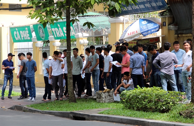 Nguòi lón qua thieu thau cam de hieu mot chuyen bat thuong