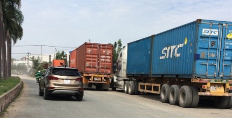 Xe tải, container đại náo khu dân cư, chính quyền 'bó tay'?