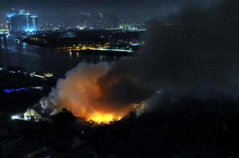 5.000 m2 nhà kho bị thiêu rụi trong vụ cháy tại Cảng Sài Gòn