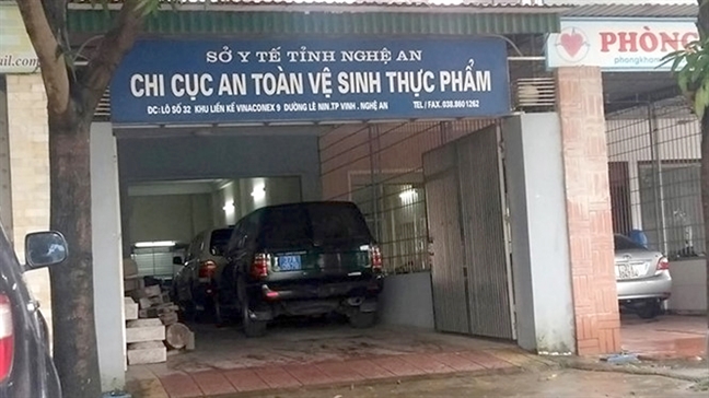 Chi cuc truong xuong lam Pho giam doc sau nghi van sinh con thu 4