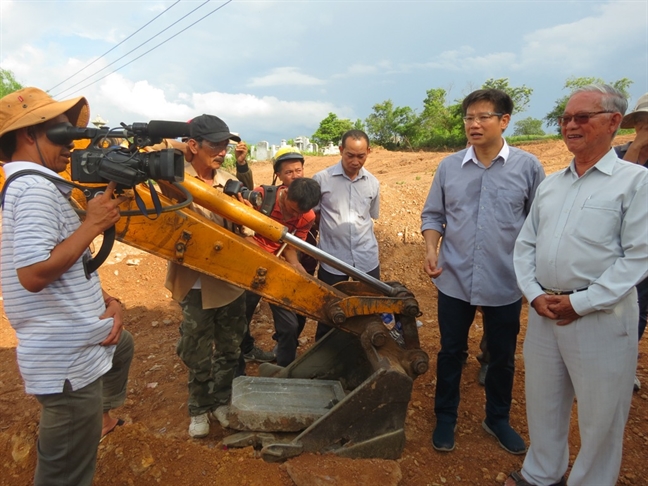 Tim thay bia mo nghi cua vo vua Tu Duc tai khu vuc san ui lam bai do xe du lich