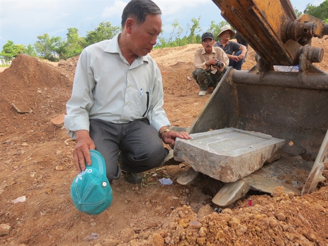 Tim thay bia mo nghi cua vo vua Tu Duc tai khu vuc san ui lam bai do xe du lich