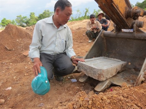 Tìm thấy bia mộ nghi của vợ vua Tự Đức tại khu vực san ủi làm bãi đỗ xe du lịch