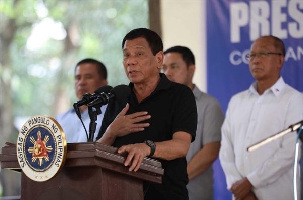 Tong thong Duterte ‘van song va khoe manh’