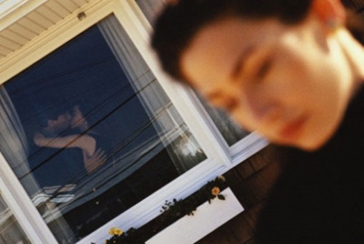 Ám ảnh khôn nguôi sau một lần chứng kiến chồng âu yếm người giúp việc