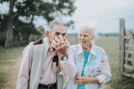 Tình già 68 năm vẫn tươi thắm như cặp đôi mới cưới