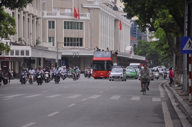 Xe buyt 2 tang dau tien lan banh o Ha Noi