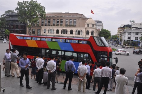 Xe buýt 2 tầng đầu tiên lăn bánh ở Hà Nội