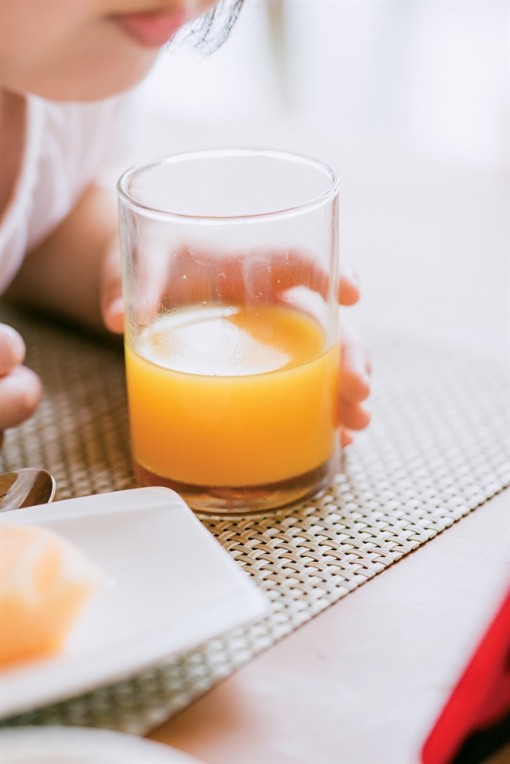 Không cho trẻ uống nước trái cây trong năm đầu tiên