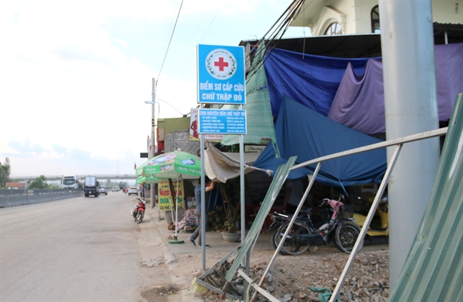 Tai xe xe taxi nhuong nha mat tien de lam noi cuu nguoi gap tai nan