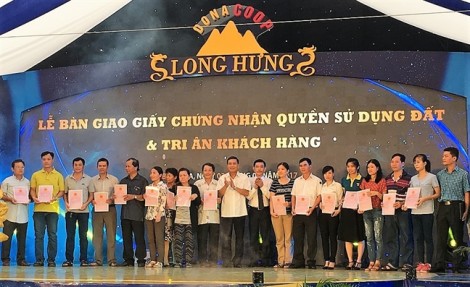 Trao sổ đỏ cho gần 500 khách hàng dự án Long Hưng