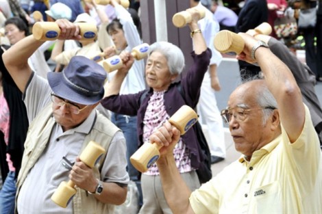 Đẻ quá ít, người Nhật sợ chết trong cô đơn, người Hàn lo bị diệt vong