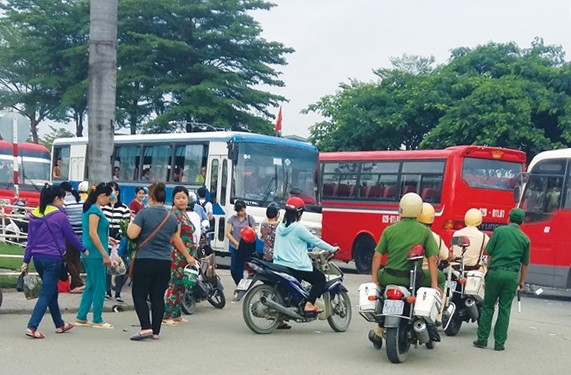 Tran ai nhung chuyen xe dua ruoc cong nhan: Bi an xe 'ma'