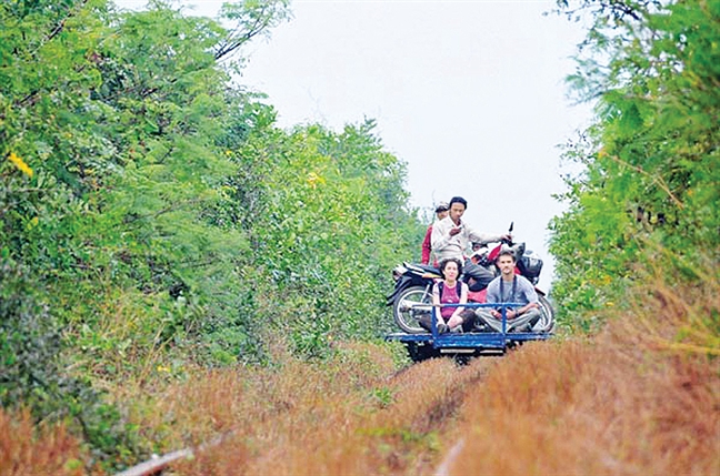 Chuyen tau 'thien ha de nhat... doc'  tren duong ray Phnom Penh