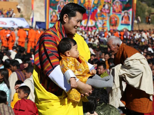 Dan mang thich thu voi Hoang tu be sieu dang yeu cua Bhutan