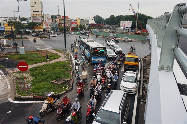 Cau vuot thep 'giai cuu' ket xe cua ngo san bay Tan Son Nhat the nao?