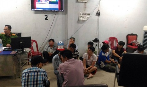 Gần 100 cảnh sát đột kích sòng bạc cực lớn ngoại thành Sài Gòn