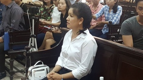 Ngọc Trinh chủ động bắt tay nghệ sĩ Khánh Hoàng tại phiên tòa