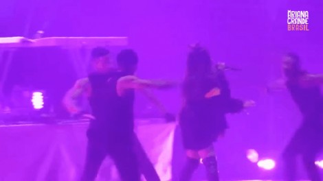 Đang nhảy hăng say, Ariana Grande bất ngờ té 'sõng soài' trên sân khấu