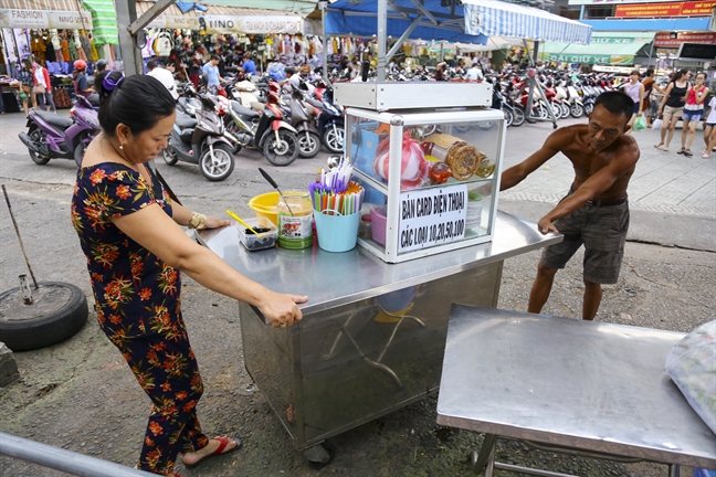 Khu cho ban hang rong hop phap dau tien o Sai Gon