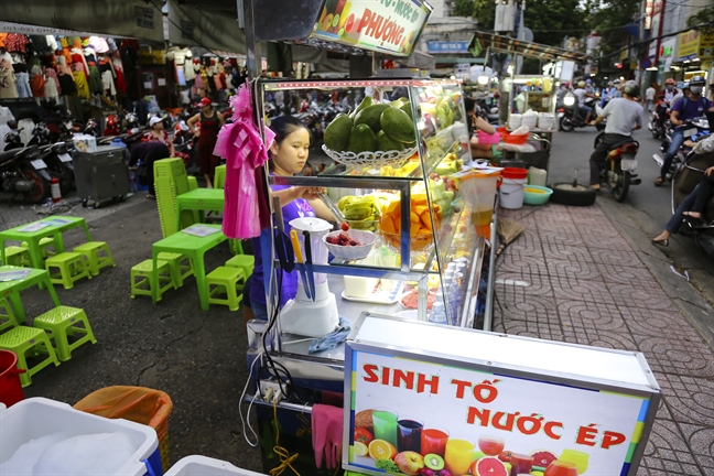 Khu cho ban hang rong hop phap dau tien o Sai Gon