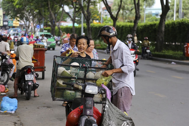 Sau chien dich 'giai cuu', via he quan 1 lai bi tai chiem tram trong