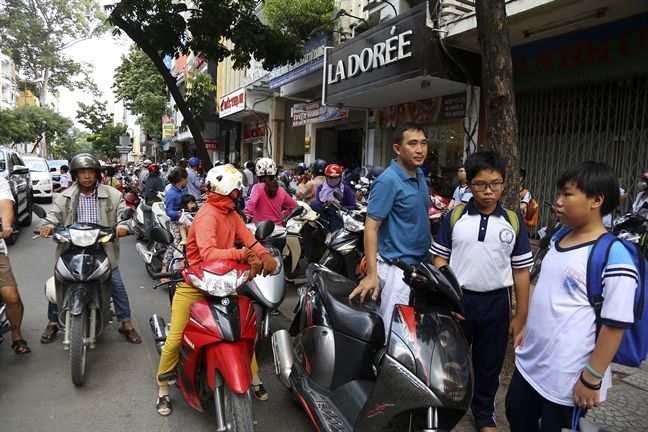 Sau chien dich 'giai cuu', via he quan 1 lai bi tai chiem tram trong