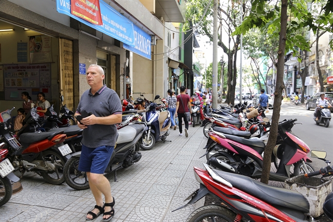 Sau chien dich 'giai cuu', via he quan 1 lai bi tai chiem tram trong