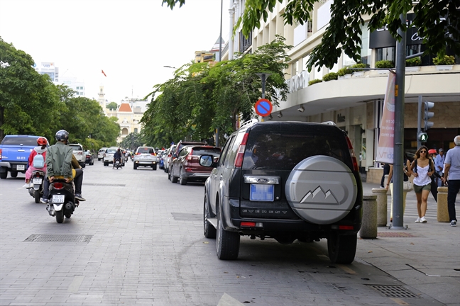 Sau chien dich 'giai cuu', via he quan 1 lai bi tai chiem tram trong