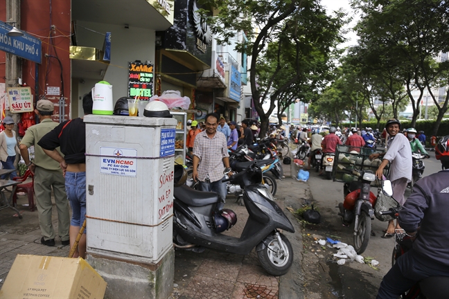 Sau chien dich 'giai cuu', via he quan 1 lai bi tai chiem tram trong