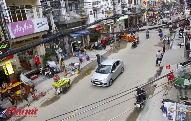 Cong nhan gap rut thi cong pho di bo Bui Vien truoc ngay khai truong