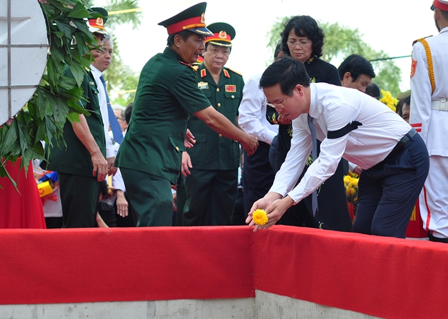 Nguoi than khoc nac tien biet liet si hy sinh trong tran danh san bay Bien Hoa nam 1968