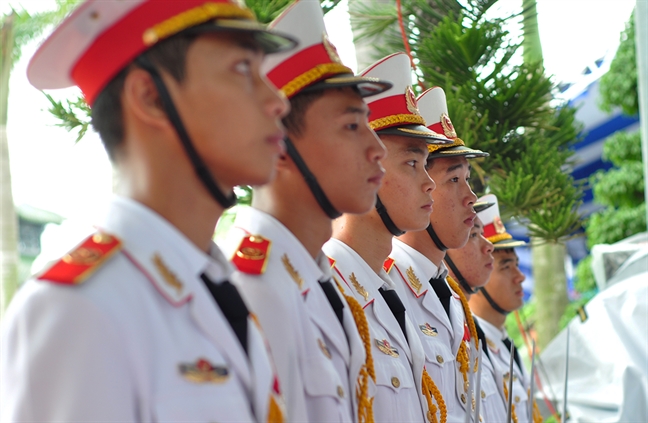 Nguoi than khoc nac tien biet liet si hy sinh trong tran danh san bay Bien Hoa nam 1968