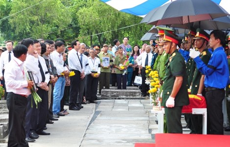 Người thân khóc nấc tiễn biệt liệt sĩ hy sinh trong trận đánh sân bay Biên Hòa năm 1968