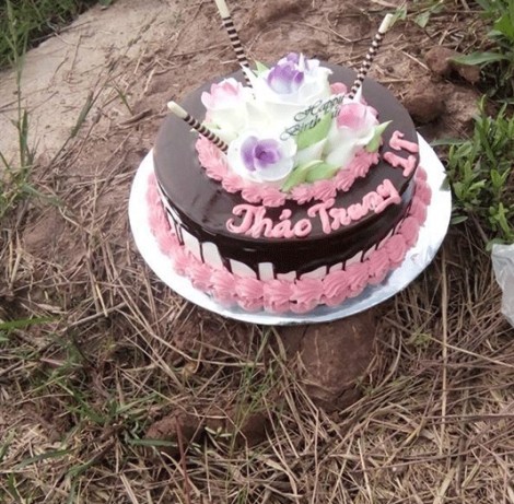 Sinh nhật 1 tuổi của con, mẹ đặt bánh kem trên ngôi mộ vừa bắt đầu xanh cỏ